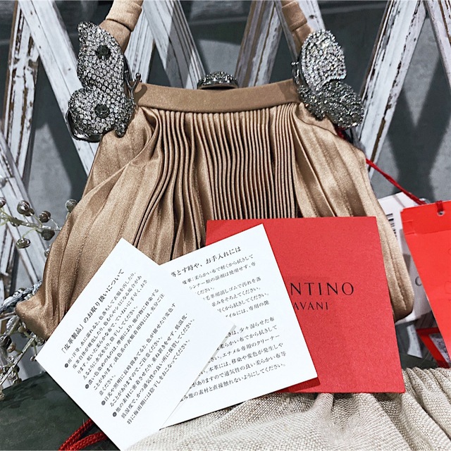 valentino garavani(ヴァレンティノガラヴァーニ)の38万  イタリア製 ヴァレンティノ バタフライ パーティーバッグ バッグ レディースのバッグ(ハンドバッグ)の商品写真