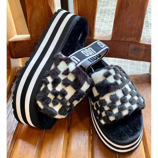 UGG(アグ)の激レア・希少サイズ✨新品✨26✨UGG✨Disco Checks Slide メンズの靴/シューズ(サンダル)の商品写真