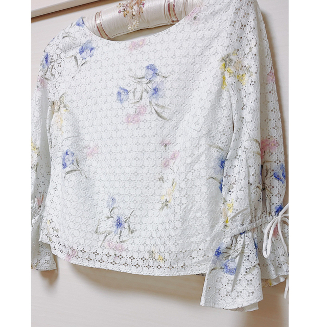 WILLSELECTION(ウィルセレクション)の【🌸お値下げ🌸新品、タグ付き🌸】ウィルセレクションの花柄レーストップス🌷 レディースのトップス(シャツ/ブラウス(長袖/七分))の商品写真