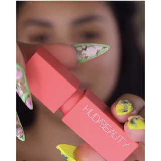 セフォラ(Sephora)の新商品　Huda Beauty Lip Brush ティントリップ(口紅)