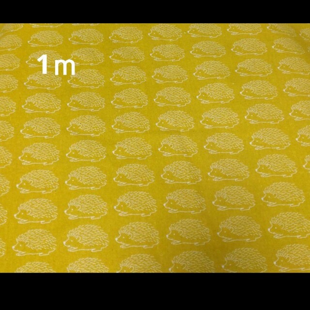 1ｍ　綿麻キャンバス生地　ハリネズミ　マスタード　ハギレ　カットクロ ハンドメイドの素材/材料(生地/糸)の商品写真