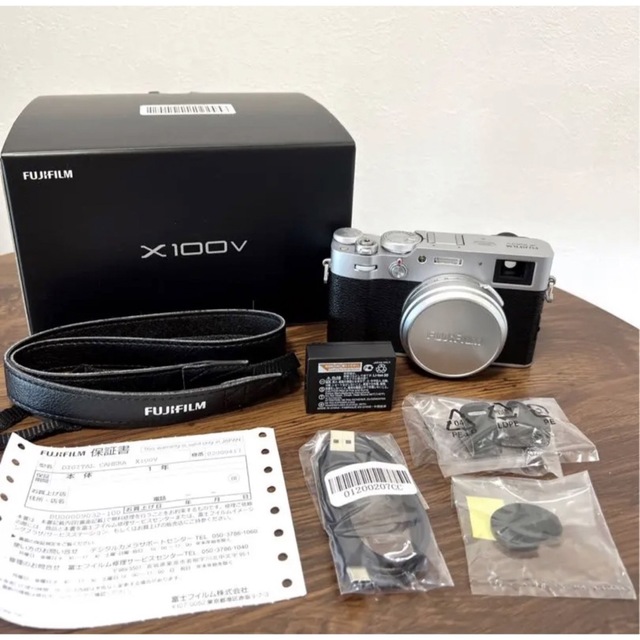 富士フイルム(フジフイルム)の【美品】FUJIFILM X100V シルバー　本体 スマホ/家電/カメラのカメラ(コンパクトデジタルカメラ)の商品写真