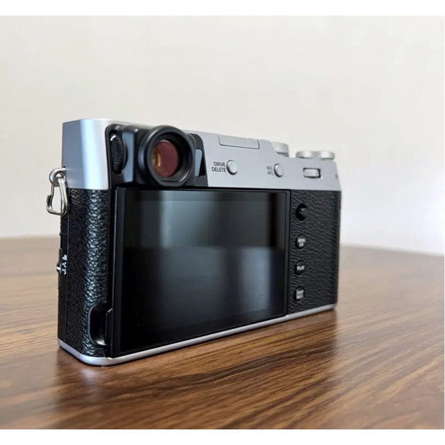 富士フイルム(フジフイルム)の【美品】FUJIFILM X100V シルバー　本体 スマホ/家電/カメラのカメラ(コンパクトデジタルカメラ)の商品写真