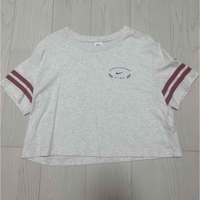 NIKE(ナイキ)のNIKE  ナイキ クロップド丈  Ｔシャツ レディースのトップス(Tシャツ(半袖/袖なし))の商品写真