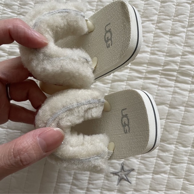 UGG(アグ)のUGG YIAYIA ベビーサンダル キッズ/ベビー/マタニティのベビー靴/シューズ(~14cm)(サンダル)の商品写真