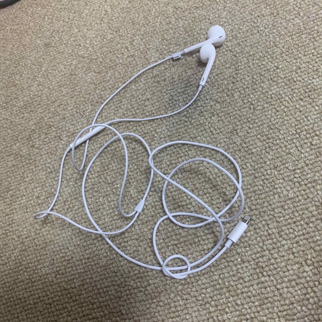 iPhone 純正イヤホン スマホ/家電/カメラのオーディオ機器(ヘッドフォン/イヤフォン)の商品写真