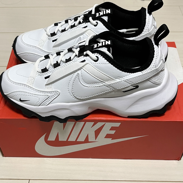 24.5cm【新品】厚底　超人気　NIKE　TC7900　ホワイト　ブラック