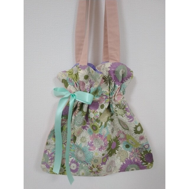 LIBERTY.(リバティ)のサテン　サイドリボン　巾着バッグ　リバティ　スモールスザンナ　やや小さめサイズ ハンドメイドのファッション小物(バッグ)の商品写真