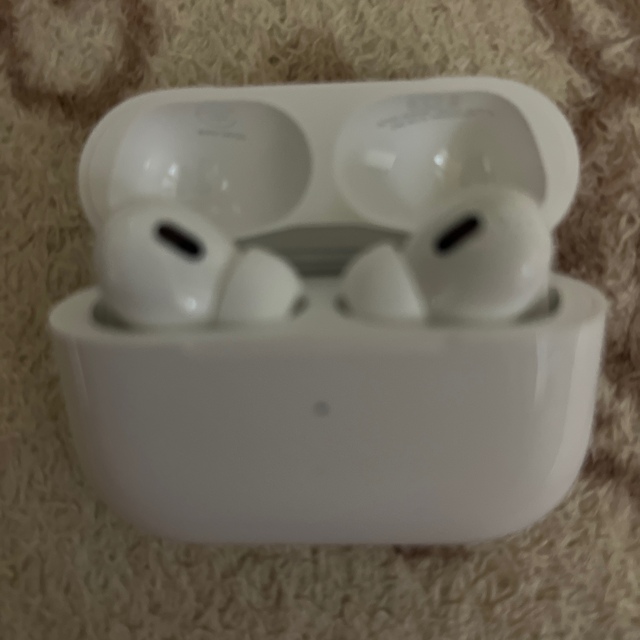 Apple(アップル)のAirPodspro新品 スマホ/家電/カメラのスマホアクセサリー(ストラップ/イヤホンジャック)の商品写真