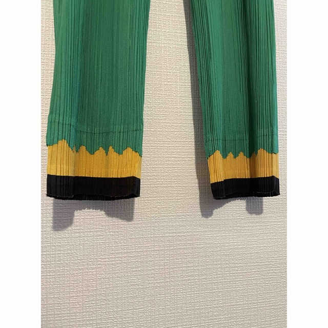 PLEATS PLEASE ISSEY MIYAKE(プリーツプリーズイッセイミヤケ)のPLEATS PLEASE クロップド丈　裾切り替えパンツ レディースのパンツ(その他)の商品写真