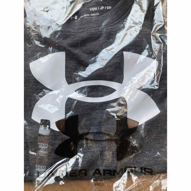 UNDER ARMOUR(アンダーアーマー)のアンダーアーマーツイスト ショートスリーブ Tシャツ黒　130 キッズ/ベビー/マタニティのキッズ服男の子用(90cm~)(Tシャツ/カットソー)の商品写真