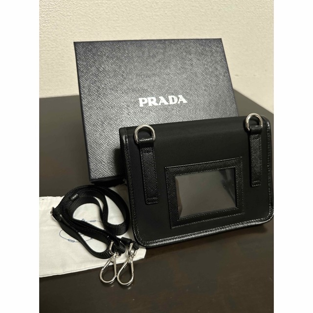 PRADA(プラダ)のPRADA Re-Nylon xサフィアーノレザー スマートフォンケース プラダ メンズのバッグ(ショルダーバッグ)の商品写真