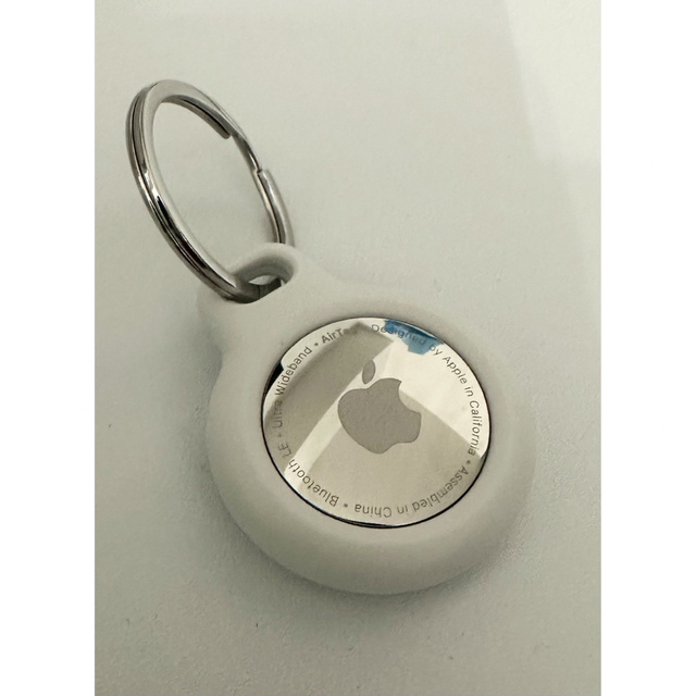 Apple(アップル)の【新品】AirTag ケース付き キーリング ホワイト ‎MX532ZP/A スマホ/家電/カメラのスマホアクセサリー(その他)の商品写真