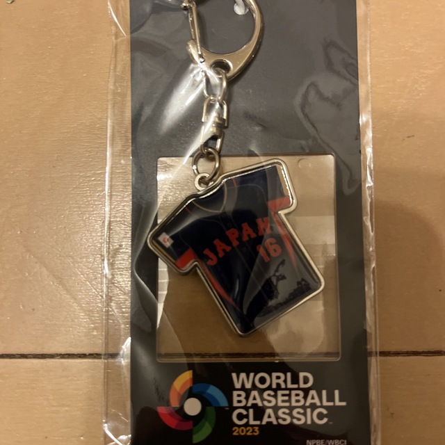 大谷翔平選手　WB Ｃ　ユニホーム型キーホルダー２種セット スポーツ/アウトドアの野球(記念品/関連グッズ)の商品写真