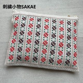 ハンドメイド手縫い刺繍大人可愛い花柄ポーチ　母子手帳ケース　通帳ケース(ポーチ)