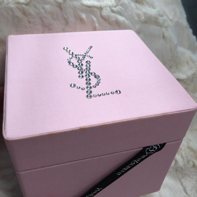 Yves Saint Laurent Beaute(イヴサンローランボーテ)のYSL ラインストーンボックス&ハンカチギフトセット ピンク レディースのファッション小物(ハンカチ)の商品写真