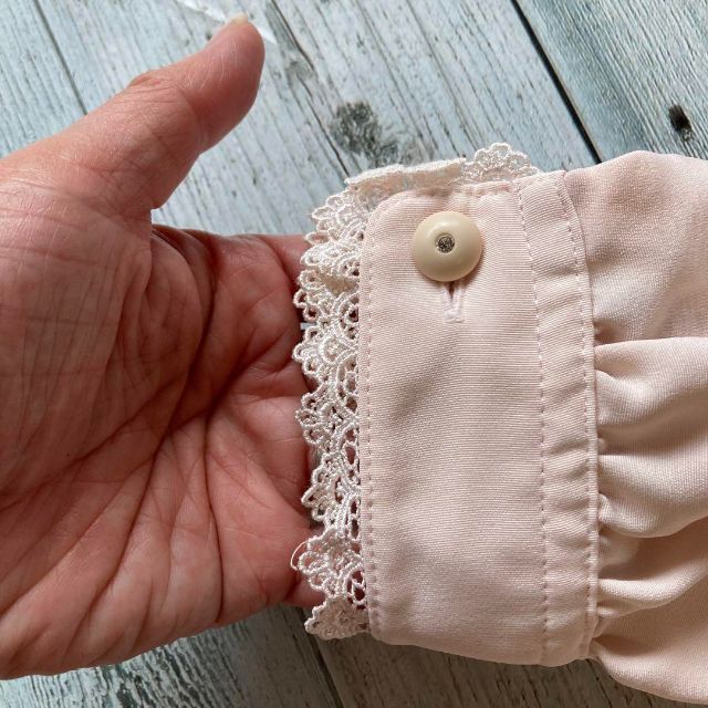 昭和レトロレリアン花柄刺繍付きブラウスボウタイとろみ素材サーモン