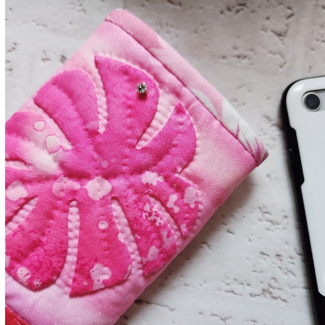 Pink ! Pink! きらきらモンステラのスマホケース　ハワイアン　キャシー ハンドメイドのスマホケース/アクセサリー(スマホケース)の商品写真