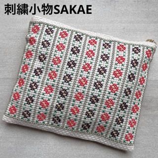 ハンドメイド手縫い刺繍大人可愛い花柄ポーチ　母子手帳ケース　通帳ケース(ポーチ)