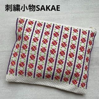 ハンドメイド手縫い刺繍大人可愛い花柄ポーチ　母子手帳ケース　通帳ケース(ポーチ)