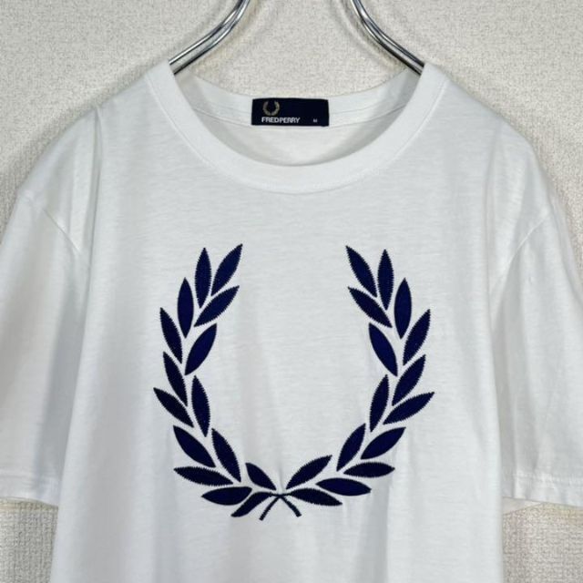 FRED PERRY(フレッドペリー)の【美品】フレッドペリー/FREDPERRY Tシャツ　ビッグ ロゴ　刺繍　月桂樹 メンズのトップス(Tシャツ/カットソー(半袖/袖なし))の商品写真