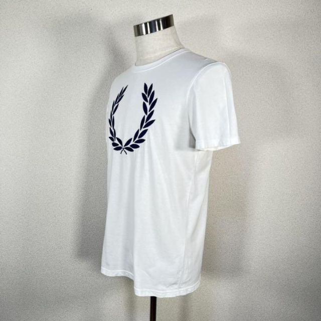 FRED PERRY(フレッドペリー)の【美品】フレッドペリー/FREDPERRY Tシャツ　ビッグ ロゴ　刺繍　月桂樹 メンズのトップス(Tシャツ/カットソー(半袖/袖なし))の商品写真