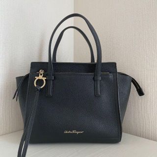 サルヴァトーレフェラガモ(Salvatore Ferragamo)の✨専用✨フェラガモ エイミー ガンチーニ ハンドバッグ 腕かけ ブラック レザー(ハンドバッグ)