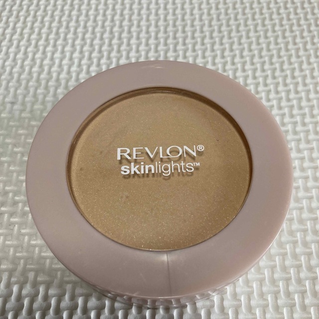 REVLON(レブロン)のレブロン　スキンライトプレストパウダー　101 コスメ/美容のベースメイク/化粧品(フェイスパウダー)の商品写真