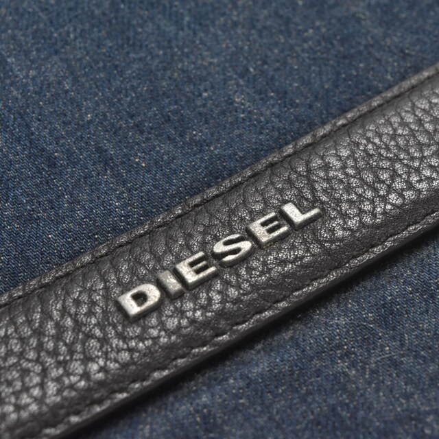 DIESEL(ディーゼル)のDIESEL ディーゼル レザー切替デニム二つ折りクラッチバッグ インディゴ メンズのバッグ(セカンドバッグ/クラッチバッグ)の商品写真