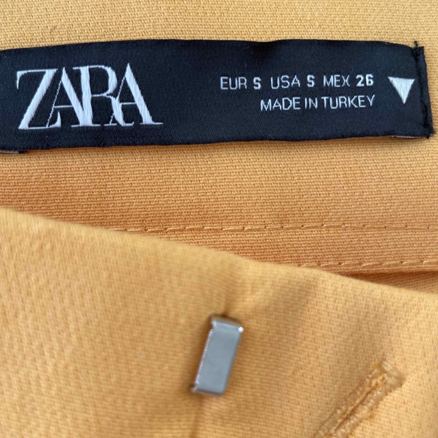 ZARA(ザラ)のZARA オレンジパンツ　新品未使用 レディースのパンツ(カジュアルパンツ)の商品写真