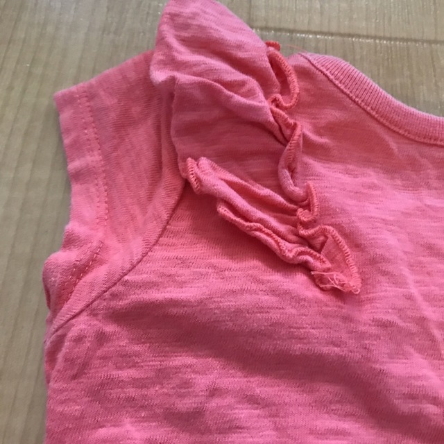 商品】女の子 Tシャツ 80 夏 フリル フリフリ ピンク 袖なしシャツ 現状品 キッズ/ベビー/マタニティのベビー服(~85cm)(Ｔシャツ)の商品写真
