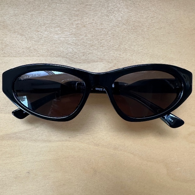 Balenciaga(バレンシアガ)のBALENCIAGA twist logo sunglasses 新品未使用 メンズのファッション小物(サングラス/メガネ)の商品写真