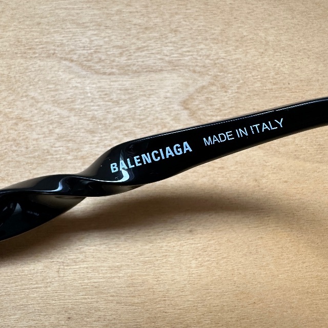 Balenciaga(バレンシアガ)のBALENCIAGA twist logo sunglasses 新品未使用 メンズのファッション小物(サングラス/メガネ)の商品写真