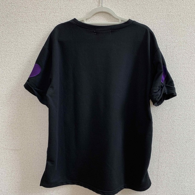 SPINNS(スピンズ)のスピンズ　Tシャツ　ブラック　袖　紫ハート💜 レディースのトップス(Tシャツ(半袖/袖なし))の商品写真