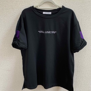 スピンズ(SPINNS)のスピンズ　Tシャツ　ブラック　袖　紫ハート💜(Tシャツ(半袖/袖なし))