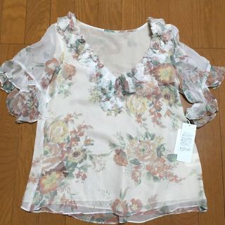 グレースコンチネンタル(GRACE CONTINENTAL)の♡未使用タグ付 フラワーシフォンTOPS♡(カットソー(半袖/袖なし))