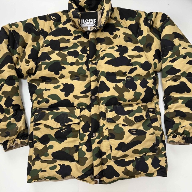 A BATHING APE(アベイシングエイプ)のA BATHING APEエイプグリーンカモ　緑迷彩ダウンジャケットサイズ　L メンズのジャケット/アウター(ダウンジャケット)の商品写真