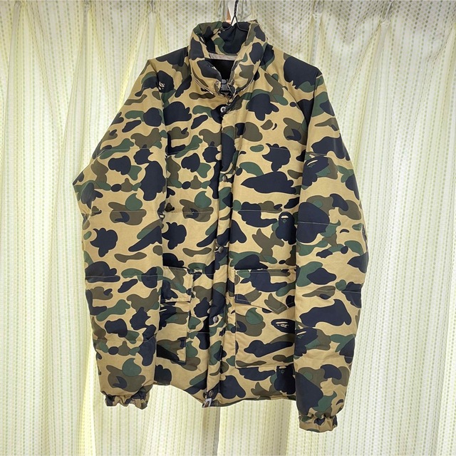 A BATHING APE(アベイシングエイプ)のA BATHING APEエイプグリーンカモ　緑迷彩ダウンジャケットサイズ　L メンズのジャケット/アウター(ダウンジャケット)の商品写真