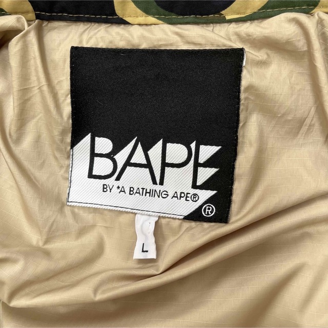 A BATHING APE(アベイシングエイプ)のA BATHING APEエイプグリーンカモ　緑迷彩ダウンジャケットサイズ　L メンズのジャケット/アウター(ダウンジャケット)の商品写真