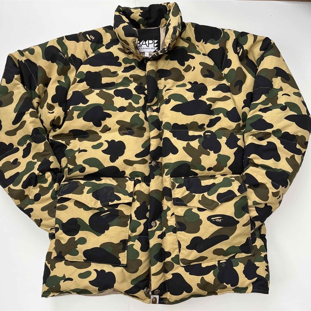 A BATHING APE(アベイシングエイプ)のA BATHING APEエイプグリーンカモ　緑迷彩ダウンジャケットサイズ　L メンズのジャケット/アウター(ダウンジャケット)の商品写真