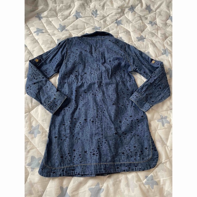 120cm デニムワンピース　星柄 シャツワンピース キッズ/ベビー/マタニティのキッズ服女の子用(90cm~)(ワンピース)の商品写真