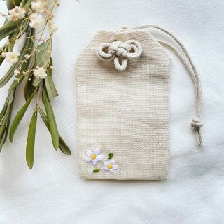 手刺繍小花の御守り袋　お守り袋　ハンドメイド(その他)