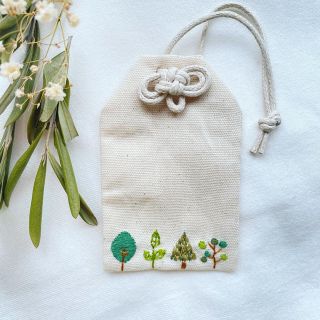 展示品　手刺繍北欧風木々の御守り袋　お守り袋　ハンドメイド(その他)