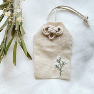 手刺繍一本のかすみ草の御守り袋　お守り袋　ハンドメイド(その他)