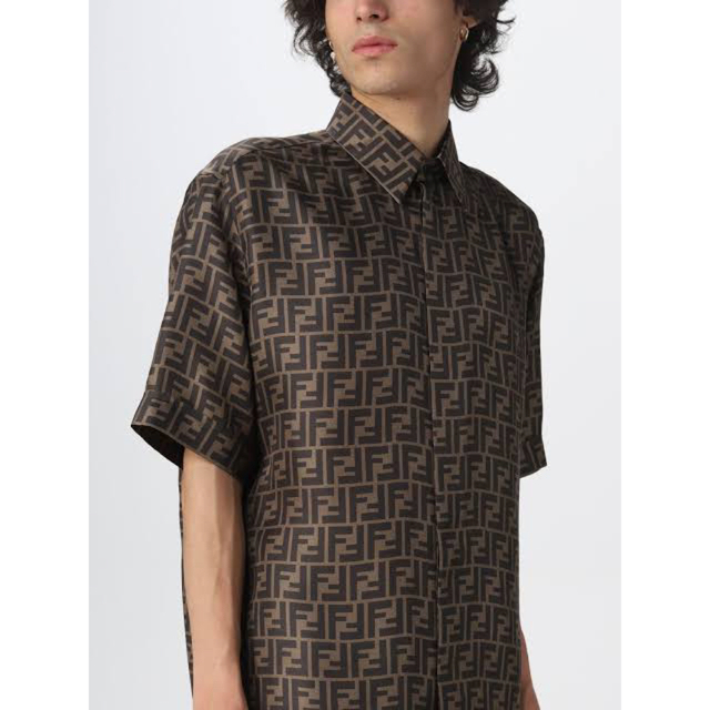 【一部予約販売中】 FENDI ブラウン シャツ 半袖 シルク ズッカ総柄デザイン フェンディ FENDI - シャツ