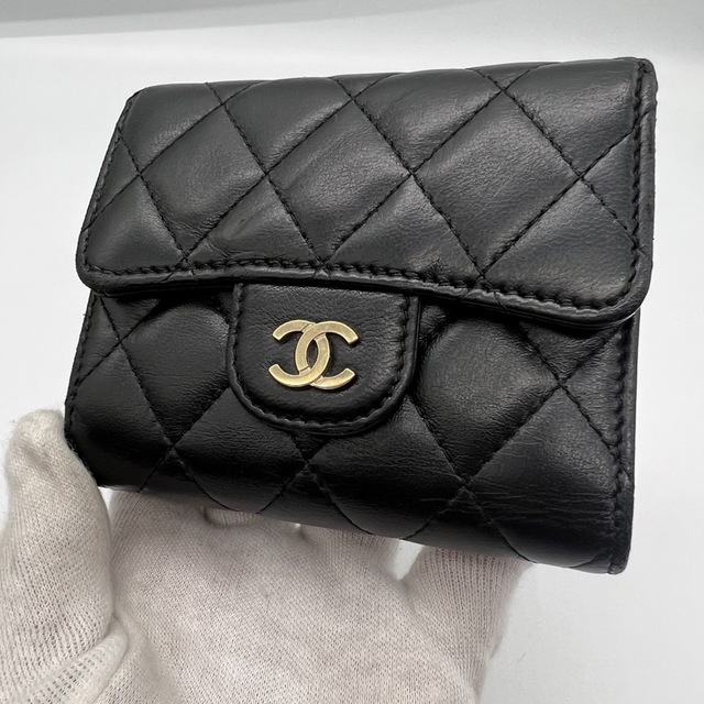 CHANEL(シャネル)の美品！シャネル　ラムスキン　マトラッセ　折り財布　ブラック レディースのファッション小物(財布)の商品写真