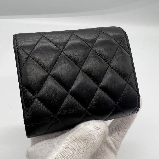 CHANEL(シャネル)の美品！シャネル　ラムスキン　マトラッセ　折り財布　ブラック レディースのファッション小物(財布)の商品写真