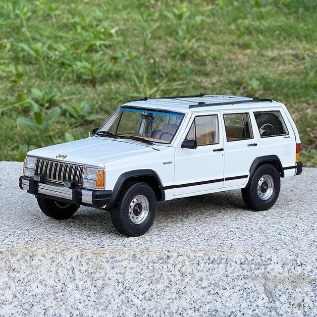 ミニカー 1/18 ジープ チェロキー Jeep Cherokeeおもちゃ/ぬいぐるみ