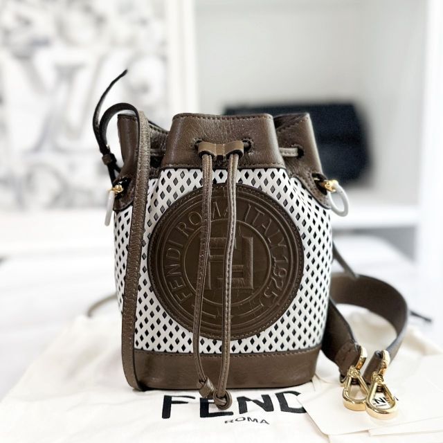 FENDI(フェンディ)の美品☆　フェンディ　ミニ　モントレゾール　バケット　8BS010　2019年 レディースのバッグ(ショルダーバッグ)の商品写真