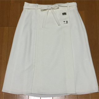 ザラ(ZARA)の新品 ZARA BASIC 白 ひざ丈スカート ザラ(ひざ丈スカート)